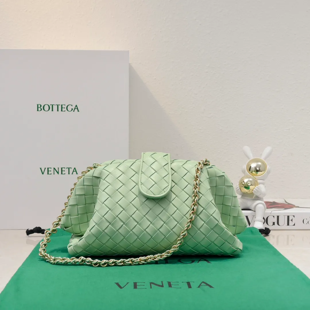 Batch 2260 Bitters Venetia 2024 summer series brings Lauren 1980 handbags back to the public eye. The design of the bag is inspired by ancient Roman architecture. It uses the brand's iconic Intrecciato lambskin woven bag body with a hard frame. No logo can be seen on the whole bag. It is equipped with a leather woven metal chain. When using it as a clutch, just put the chain directly in the bag ~ showing an elegant and timeless style. Decades later, when Lauren Hutton once again walked on the Bottega Venetia spring and summer show with this bag, the charm of the year still remains intact despite the passage of time. Size: 31.5*16.5*11 Style number: 5807#